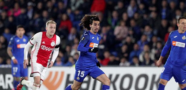 Cucurella ante el Ajax. | EFE