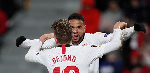 En Nesyri celebra con Luuk de Jong su gol al Cluj. |  EFE