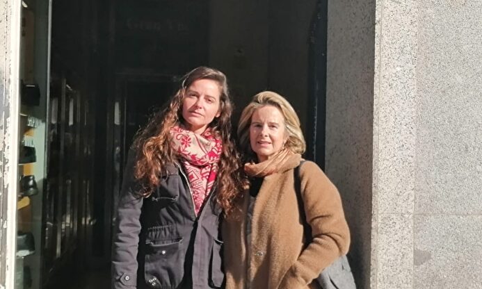 María, la propietaria, y su hija delante del portal de su hostal okupado (Gran Vía, Madrid) |  LD