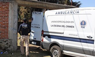 Miembros de la Fiscalía de Michoacán resguardan la zona donde fue hallada una fosa clandestina. |  EFE