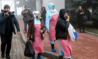 Trabajadoras sanitarias acuden al aeropuerto para recibir a los evacuados |  Europa Press/Ukrinform/dpa