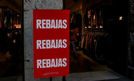 Un cartel en la entrada de una tienda de moda de Madrid, en el que se lee ' Rebajas' |  Ricardo Rubio / Europa Press