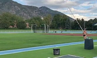 El salto más doloroso: se clava la pértiga en los testículos y le dan 18 puntos de sutura