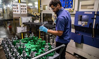 Operario en una fábrica de componentes del automóvil, en Illinois, EEUU. |  Cordon Press