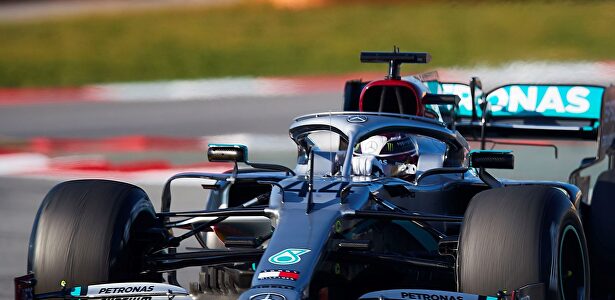 Lewis Hamilton, con su Mercedes durante los entrenamientos de pretemporada de F1 en Montmeló. |  EFE