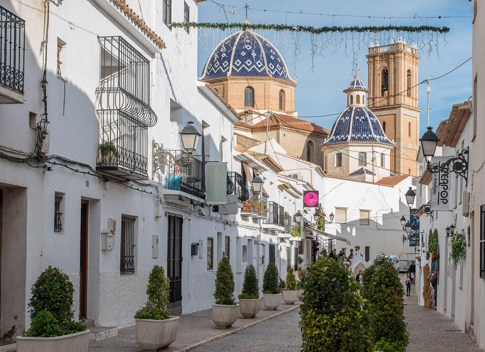 Altea: el Mediterráneo más selecto - Artículos de viaje Hay pueblos de la costa alicantina en los que se ha conservado un entorno y un ambiente que parecía imposible que perviviese. Altea es uno de ellos.