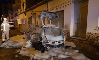 Estado en el que quedó el coche quemado del concejal de Vox. |  @SergiFabri