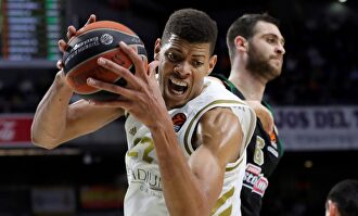 Tavares, en acción ante el Panathinaikos. |  EFE