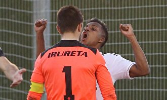 Rodrygo ante Irureta. |  EFE