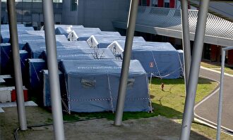 Tiendas para atender emergencias junto al hospital de Padua |  EFE