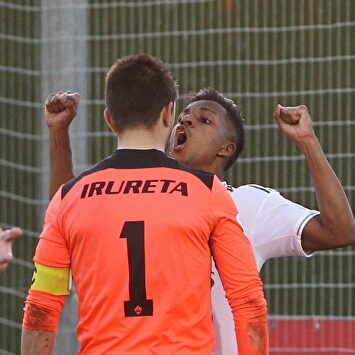 Rodrygo ante Irureta. |  EFE