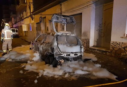 Estado en el que quedó el coche quemado del concejal de Vox. |  @SergiFabri