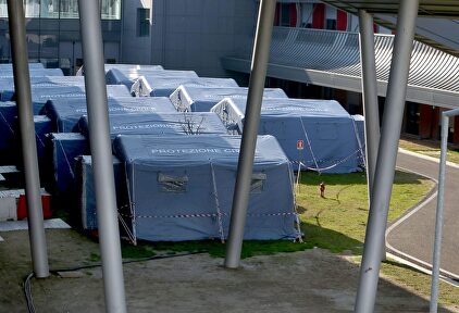 Tiendas para atender emergencias junto al hospital de Padua |  EFE