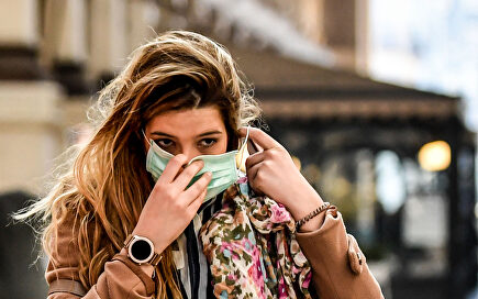 Una mujer con mascarilla en Milán (Italia) |  Europa Press