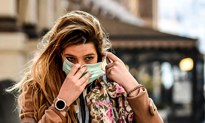 Una mujer con mascarilla en Milán (Italia) |  Europa Press