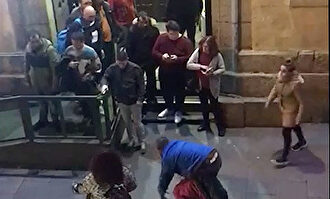 Continúa el infierno en la Iglesia San Antón del padre Ángel: los vecinos de Chueca lo denunciarán a la Fiscalía
