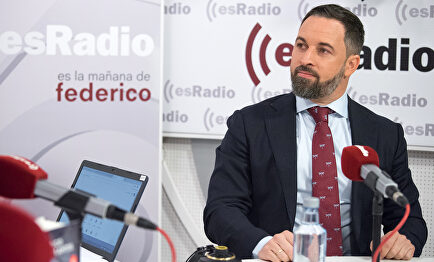 Santiago Abascal en una entrevista en los estudios de esRadio | David Alonso Rincón