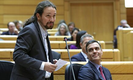 Pablo Iglesias, con su socio Pedro Sánchez en el Senado I EFE