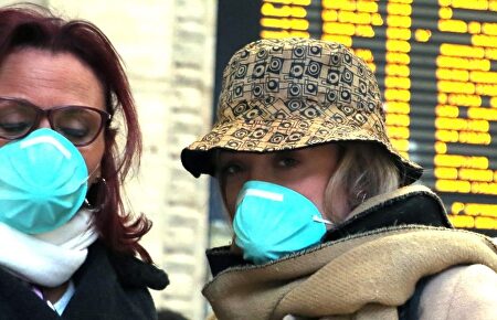 Dos italianas con mascarilla en la estación de Milán |  EFE