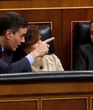 Pedro Sánchez y Pablo Iglesias conversan en el Congreso |  EFE