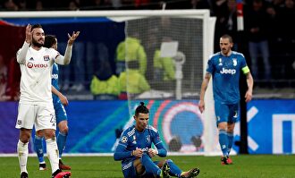 Tousart (i) celebra su gol ante la Juventus. |  EFE