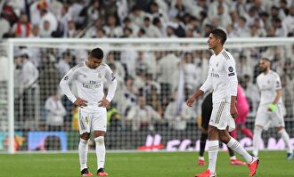 Los jugadores del Real Madrid, cabizbajos tras perder contra el Manchester City en el Bernabéu. |  EFE