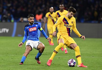 Piqué, en acción ante Lorenzo Insigne. |  EFE