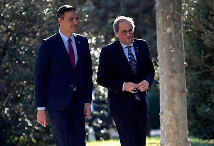 Sánchez y Torra, en los jardines de Moncloa. |  EFE