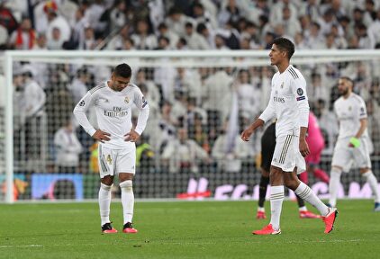 Los jugadores del Real Madrid, cabizbajos tras perder contra el Manchester City en el Bernabéu. |  EFE