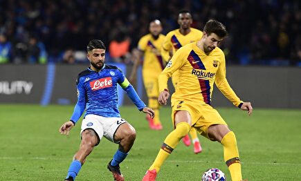 Piqué, en acción ante Lorenzo Insigne. |  EFE