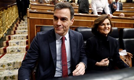 Sánchez y Calvo en su escaño. |  EFE