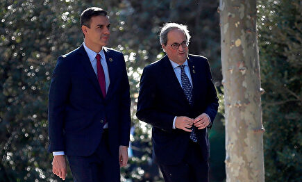 Pedro Sánchez y Quim Torra paseando por Moncloa. | EFE