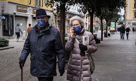 Gente con mascarillas por el coronavirus. |  EFE