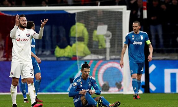 Tousart (i) celebra su gol ante la Juventus. |  EFE