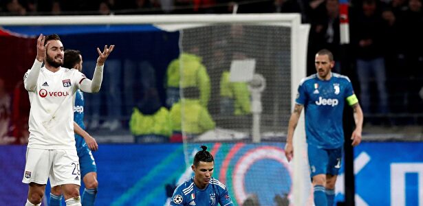 Tousart (i) celebra su gol ante la Juventus. |  EFE
