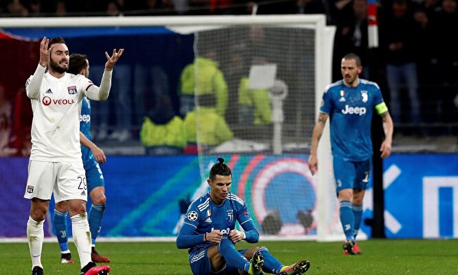 Tousart (i) celebra su gol ante la Juventus. |  EFE