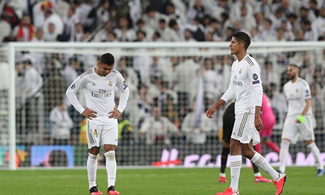 Los jugadores del Real Madrid, cabizbajos tras perder contra el Manchester City en el Bernabéu. |  EFE