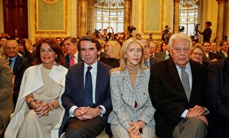 Aznar y González |  acompañados de sus respectivas esposas, Ana Botella (i) y Mar García Vaquero (2d)  EFE