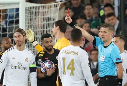 Daniele Orsato expulsa a Sergio Ramos en el Real Madrid-Manchester City. |  EFE