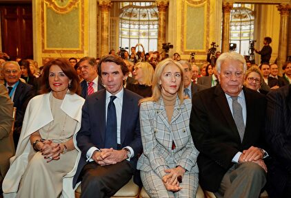 Aznar y González |  acompañados de sus respectivas esposas, Ana Botella (i) y Mar García Vaquero (2d)  EFE
