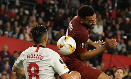 Nolito disputa un balón con Omrani durante el Sevilla-Cluj. |  EFE