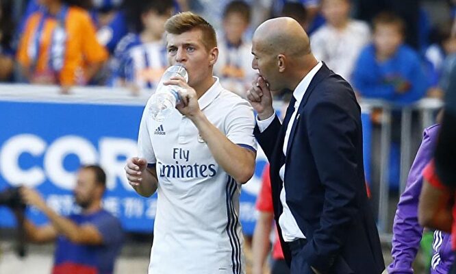 Toni Kroos y Zinedine Zidane. |  EFE