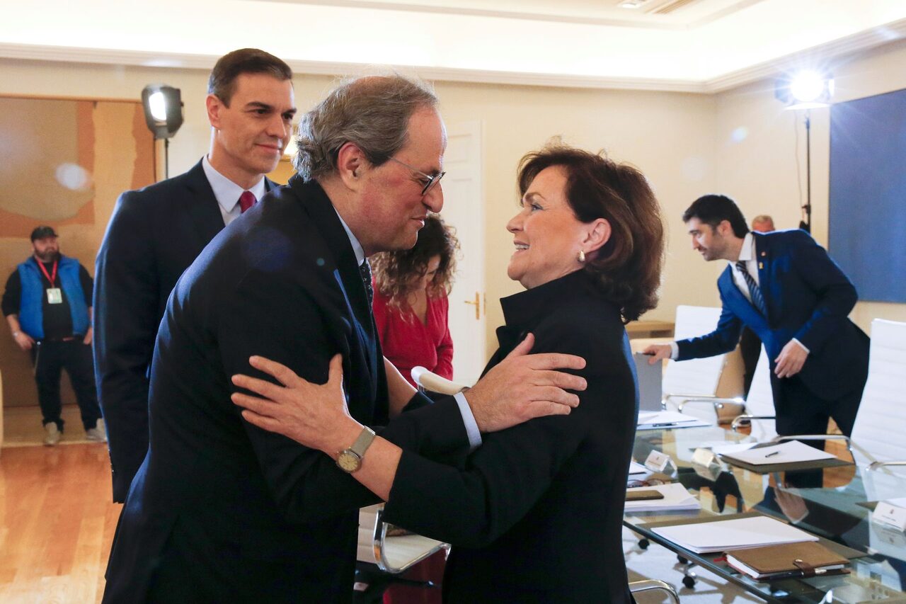 Quim Torra saluda a Carmen Calvo en Moncloa ante sonriente mirada de Pedro Sánchez |  EFE