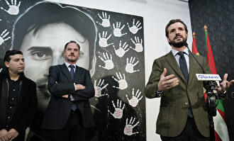 Casado e Iturgaiz junto al concejal del PP en Ermua Javier Sánchez Gómez |  EFE