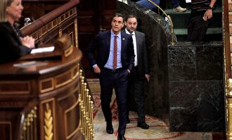 El presidente del Gobierno, Pedro Sánchez, y el ministro de Transportes, José Luis Ábalos, en el Congreso |  EFE