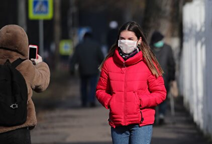 Una viandante con mascarilla | EFE