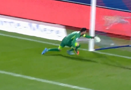 ¿El gol más surrealista en propia puerta de la temporada?