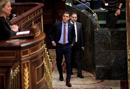El presidente del Gobierno, Pedro Sánchez, y el ministro de Transportes, José Luis Ábalos, en el Congreso |  EFE