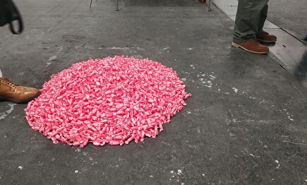 Un hombre pisa sin querer una obra de arte en ARCO basada en un puñado de caramelos de 5.000 euros (Madrid) |  Elena Berberana