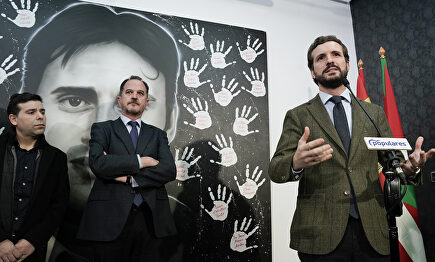 Casado e Iturgaiz junto al concejal del PP en Ermua Javier Sánchez Gómez |  EFE